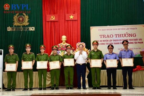 Khen thưởng VKSND huyện Lập Thạch lập công làm rõ vụ án buôn bán hàng cấm