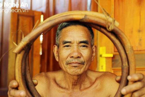 Người Khơ Mú đan lát để thoát nghèo