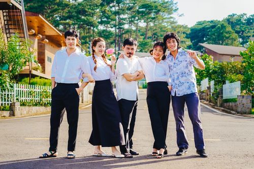 'Chúng ta phải hạnh phúc': Phim mới về nỗi niềm tuổi trung niên