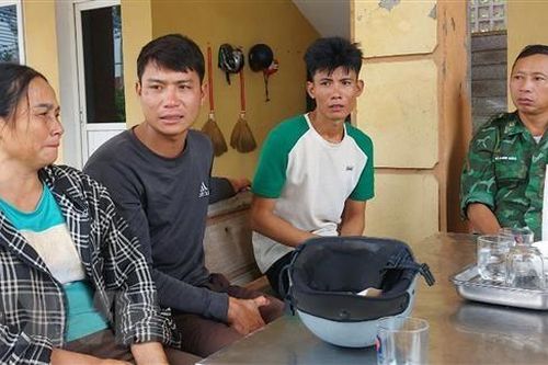 Hà Tĩnh: Kịp thời cứu hai ngư dân bị chìm bè trên biển Cửa Hội