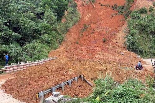 Kon Tum: Sạt lở đèo Lò Xo gây ách tắc giao thông ở đường Hồ Chí Minh