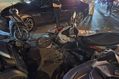 TP Hồ Chí Minh: Ô tô đâm hàng loạt xe máy, 6 người bị thương