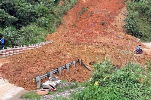 Sạt lở gây ách tắc giao thông trên Đèo Lò Xo