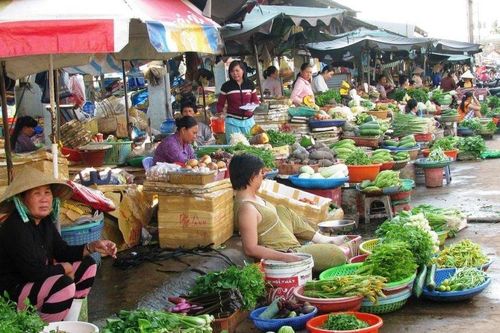 Mưa lớn triền miên, giá rau quả ở Đà Nẵng tăng