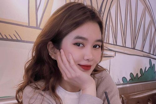 Nhan sắc nữ nhân viên ngân hàng sắp kết hôn với trung vệ cao 1m82 của CLB CAHN