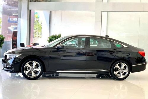 Đối thủ của Toyota Camry giảm giá sâu kỷ lục đến 250 triệu đồng