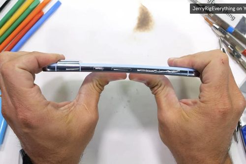 Pixel 8 Pro tốt hơn iPhone 15 Pro Max trong các bài kiểm tra độ bền