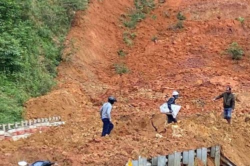 Sạt lở đèo Lò Xo, đường từ Quảng Nam lên Kon Tum bị chia cắt