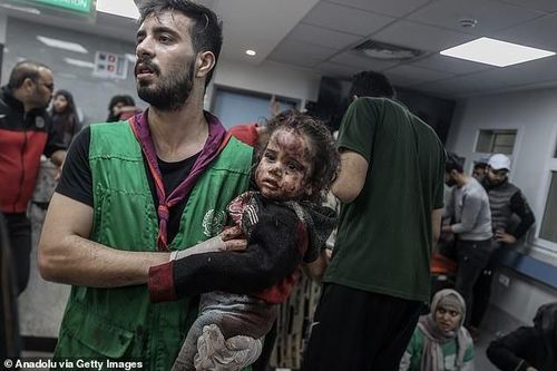 Những bức hình ám ảnh tại bệnh viện Gaza bị tấn công: Ánh mắt hoảng sợ tột cùng của những đứa trẻ vô tội