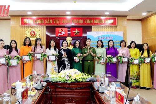 Phụ nữ Công an Thanh Hóa: Gặp mặt và trao tặng Kỷ niệm chương Vì sự phát triển của phụ nữ Việt Nam