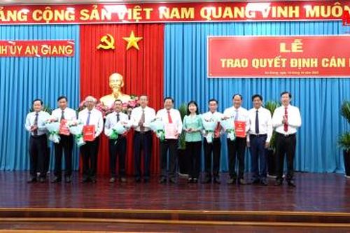 Ban Thường vụ Tỉnh ủy An Giang trao quyết định 6 cán bộ