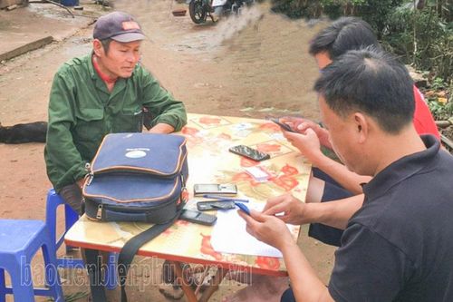 Nậm Pồ ủng hộ sim điện thoại cho người nghèo