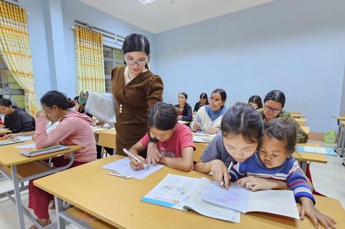 Xóa mù chữ cho người dân tộc thiểu số ở Tp Pleiku