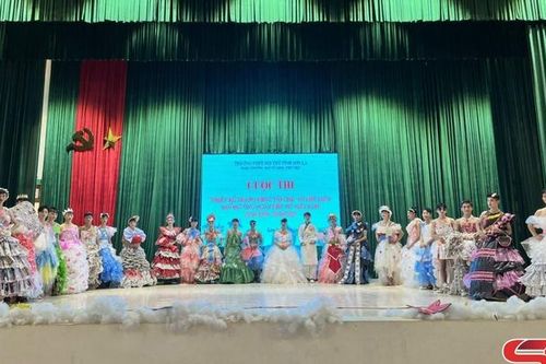 Thi thiết kế trang phục làm từ phế liệu