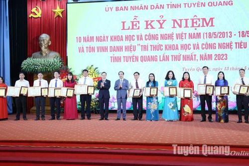 Xây dựng đội ngũ trí thức - Đòn bẩy để phát triển