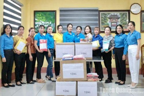 Tặng 150 bộ áo dài cho nữ đoàn viên Công ty cổ phần Chè Mỹ Lâm