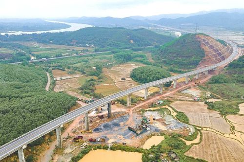 Giao thông Đèo Cả (HHV) dự chi hơn 300 tỷ đồng mua máy móc đón sóng đầu tư công