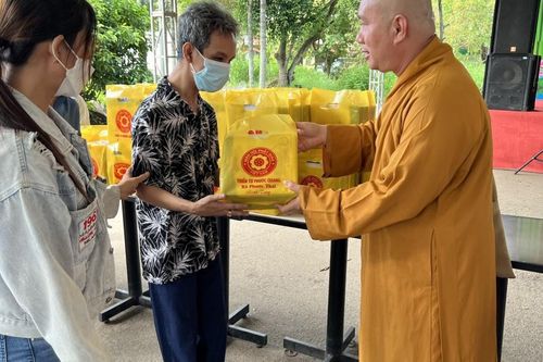 Thiền tự Phước Quang tặng quà đến bà con khó khăn tại H.Bình Chánh