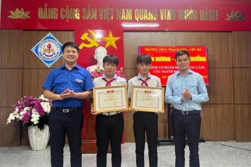 Hà Tĩnh: Tặng bằng khen 2 học sinh lớp 7 cứu người đuối nước