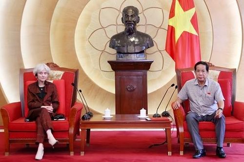 Phó Chủ nhiệm Ủy ban Xã hội Đặng Thuần Phong làm việc với Giám đốc Văn phòng Tổ chức Lao động Quốc tế tại Việt Nam