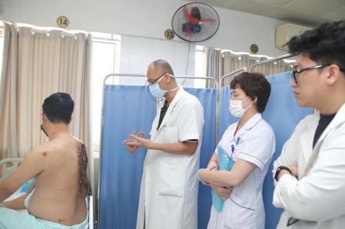 Người đàn ông đeo khối bướu khổng lồ 23kg hơn 30 năm