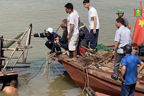 Va chạm trên sông Hồng, một người tử vong