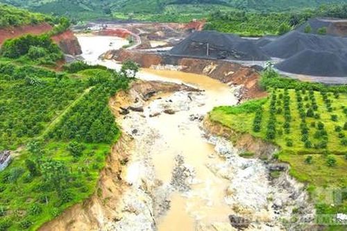 Sạt lở xung quanh mỏ đá, nhiều ruộng vườn của người dân bị cuốn trôi