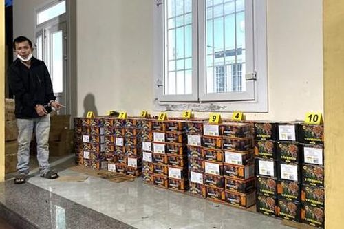 Bắt đối tượng vận chuyển gần 300 kg pháo lậu vào rạng sáng