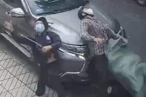 Ô tô tông hất văng xe máy chở hai thanh niên nghi trộm chó