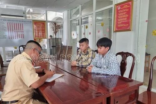 Xử phạt nghiêm thanh niên không đội mũ bảo hiểm, lái xe bằng chân trên quốc lộ