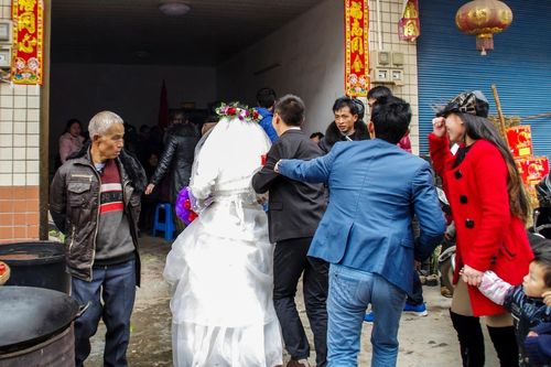 Gã đàn ông kiếm tiền bằng cách 'rao bán' các cô gái khuyết tật