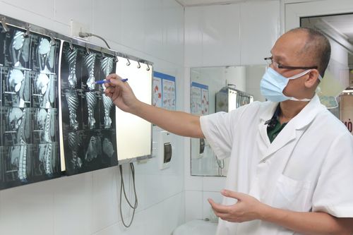 Người đàn ông 20 năm 'vác' khối u nặng 23kg