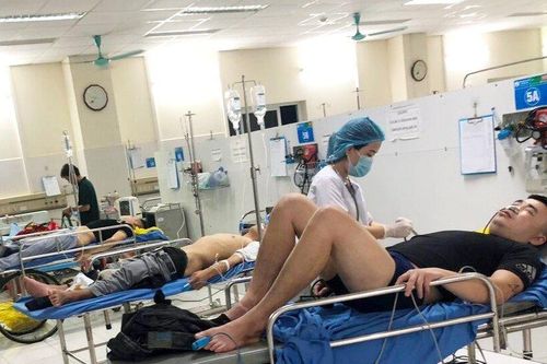 5 người nhập viện sau khi ăn lẩu vỉa hè: Bộ Y tế yêu cầu tạm đình chỉ quán ăn