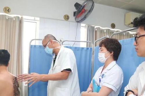 Cắt bỏ khối u khổng lồ nặng 23kg, to hơn cơ thể người bệnh