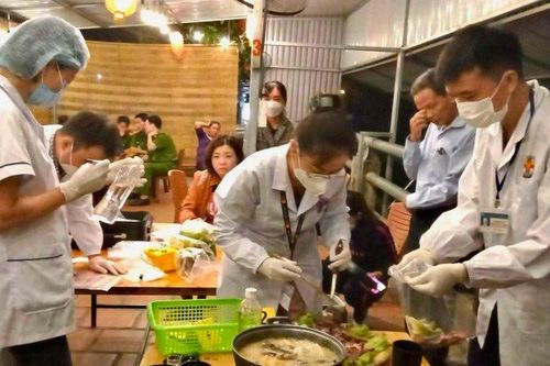 Bộ Y tế yêu cầu tạm đình chỉ quán lẩu khiến 5 người nhập viện nghi ngộ độc