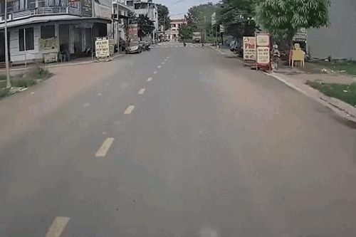Thót tim cảnh tài xế phanh gấp cứu mạng bé gái chạy băng qua đường