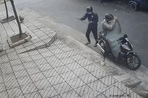 Hai thanh niên nghi trộm chó bị ô tô từ phía sau lao tới hất văng