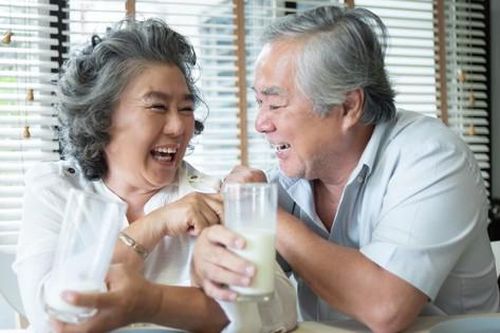 Chuyên gia chỉ cách chọn và sử dụng sữa nào tốt cho người cao tuổi