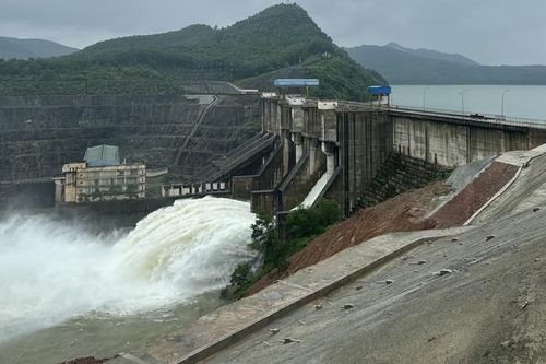 Thừa Thiên Huế nói gì khi thông báo điều tiết nước lúc 3 giờ sáng?