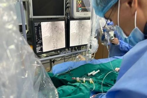 Lần đầu tiên bác sĩ tim mạch Việt Nam thực hiện thành công thay van trong van động mạch chủ