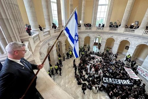 Người biểu tình ủng hộ Palestine xông vào tòa nhà Văn phòng Hạ viện Mỹ
