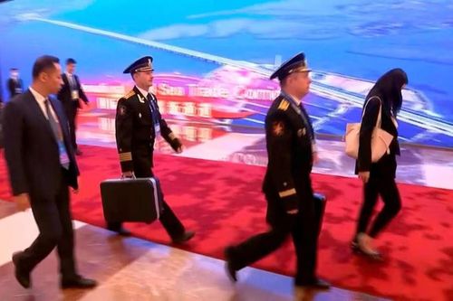 Giới truyền thông phát hiện vali hạt nhân luôn theo sát Tổng thống Nga ở Trung Quốc