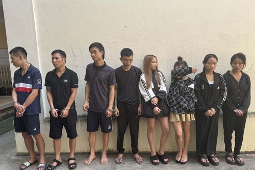 Bắt quả tang 8 'nam thanh, nữ tú' mở tiệc bay lắc trong quán karaoke