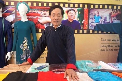 Giữ hồn quê trong nếp áo dài
