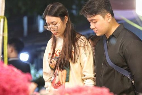Chợ hoa lớn nhất Thủ đô tấp nập trước Ngày phụ nữ Việt Nam