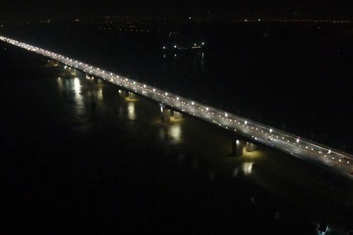 Vẻ đẹp cầu Vĩnh Tuy với hệ thống đèn độc đáo trong đêm