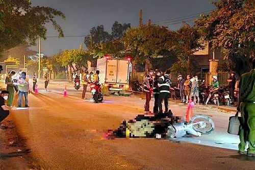 Tai nạn giao thông mới nhất 19/10/2023: Ô tô chèn qua, một phụ nữ tử vong