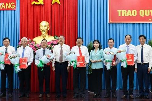 Bổ nhiệm, chỉ định Giám đốc Sở, Bí thư Đảng ủy khối, Bí thư Huyện ủy,...
