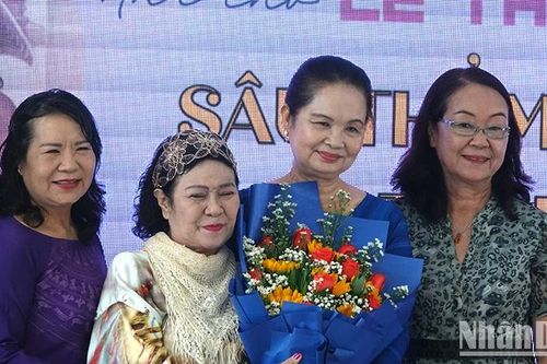 Nhà thơ Lê Thị Kim: Sâu thẳm tình đầy