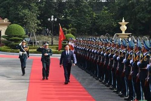Chủ tịch Quốc hội Vương Đình Huệ dự Lễ kỷ niệm 60 năm Ngày truyền thống Quân chủng Phòng không - Không quân